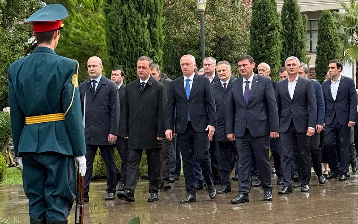 В Сухуме состоялась церемония возложения цветов к памятнику полководца Сергея Дбар в парке Славы в Сухуме.
