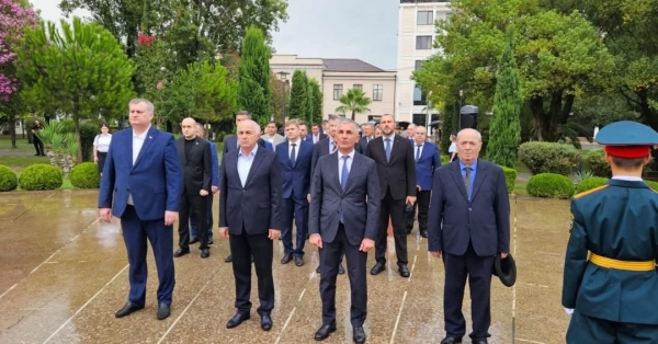 Возложение цветов в день признания независимости