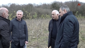 Вице -премьер Вараздат Миносян и министр сельского хозяйства Беслан Джопуа посетили сельхоз проекты Гудаутского р-на