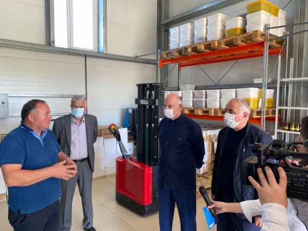 Аслан Бжания посетил РУП «Абхазмёд» в селе Кындыг Очамчырского района