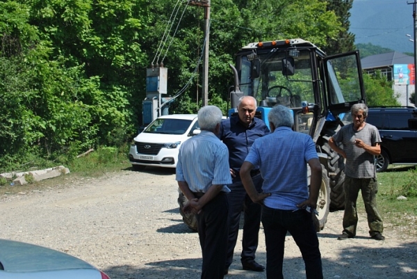 Беслан Джопуа ознакомился с ходом работ по обработке растений от насекомого-вредителя в Гудаутском районе